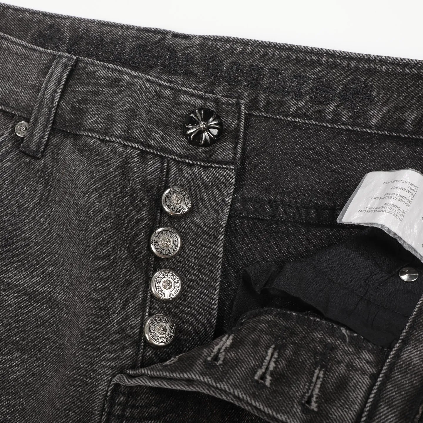 P280 Chrome Hearts city-limited flame black and white leather jeans need to be washed after the finished product is disassembled and hand-made with sheepskin cross leather and then spliced ​​together. The whole piece has too many craftsmanship to explain. The cabinet price is 34W+, the patchwork is decorated with cross flowers, and the high-waisted washed jeans! ! Absolutely high-end luxury products, 8W+ level god-level single products, super popular products, made with top heavy industry, a magic weapon that cannot be missed. About Kroxin This is an extremely luxurious fashion brand, which can also be called the aristocrats of the high street. It has always been an exclusive brand for some hipsters or rich second generation. Compared with ordinary high streets, it is more luxurious and noble. Compared with luxury brands, it has a more fashionable personality and has always been a brand that I have a special liking for. Size: 28 30 32 34 (corresponds to S-XL) Size chart: 28 Waist 76 Pants length 104 Hips 98 30 Waist 80 Pants length 105 Hips 102 32 Waist 84 Pants length 106 Hips 106 34 Waist 88 Pants length 107 Hips 110